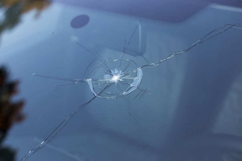 Des impacts suspects sur le verre